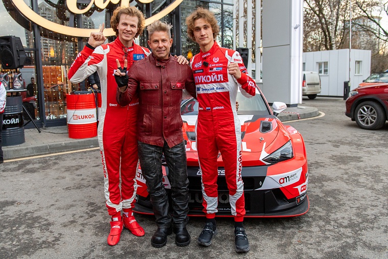 Заправляем счастьем: гонщики ЛУКОЙЛ Рейсинг провели день на АЗС